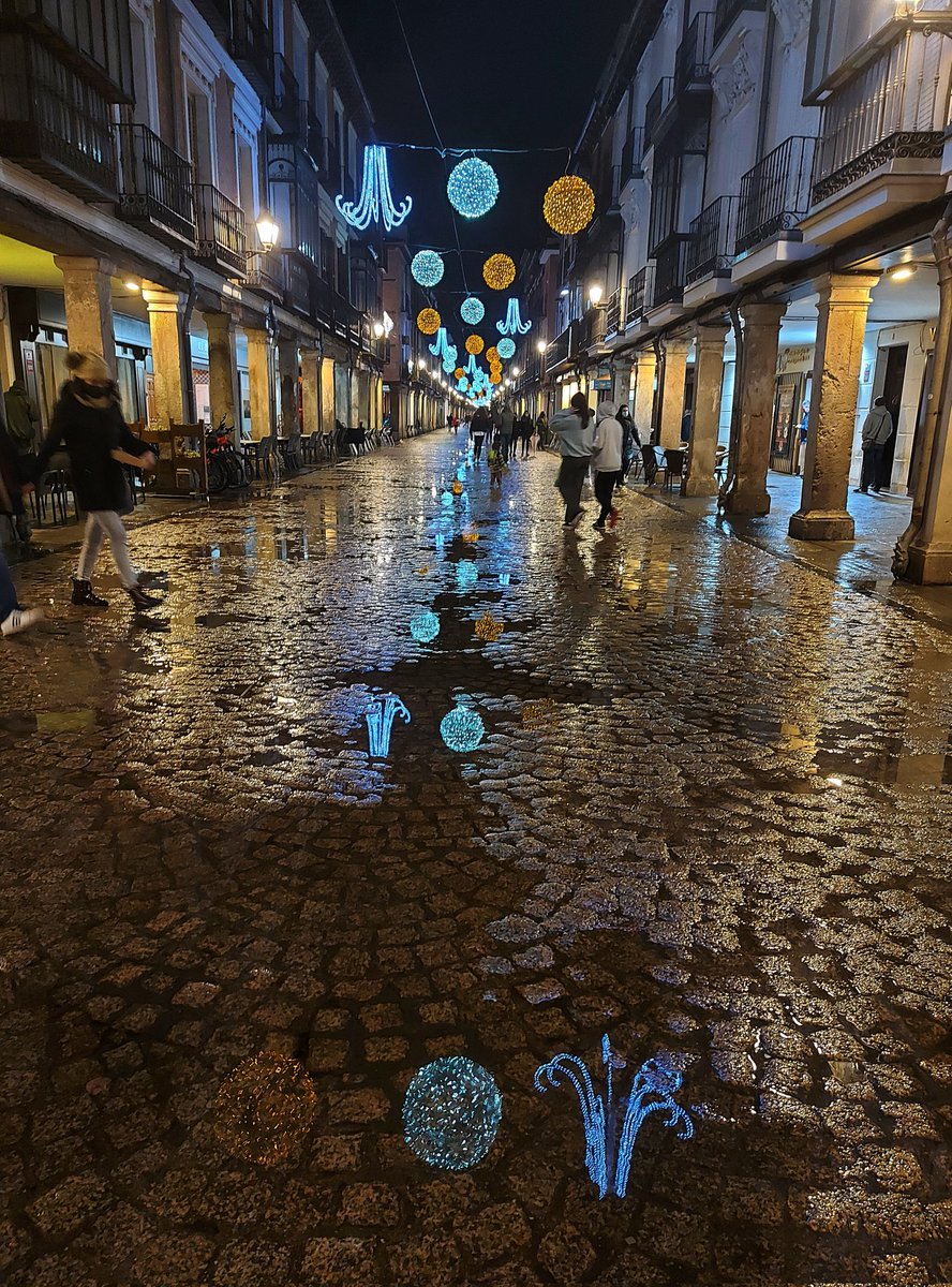 ManuelRevilla57's tweet photo. Lluviosa noche de Reyes en la calle Mayor de Alcalá de Henares. https://t.co/Mtv6OZN2al
