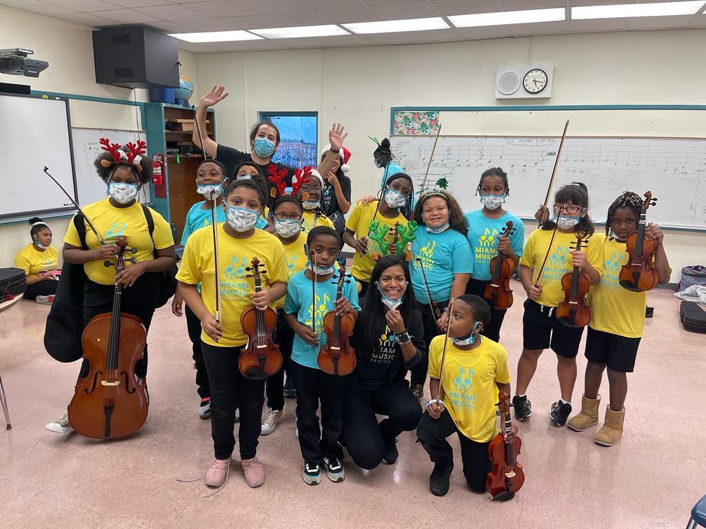 MiaMusicProject's tweet photo. It's the first week of #2022, and our students are so #happy to be back learning! Here are our string #students with Teaching Artists Sercan Gรผndogdu and Adriana Perez. We can't wait to see them keep progressing with their instruments!
#MiamiMusicProject #ComposingBetterLives https://t.co/kgcvA7r4Se