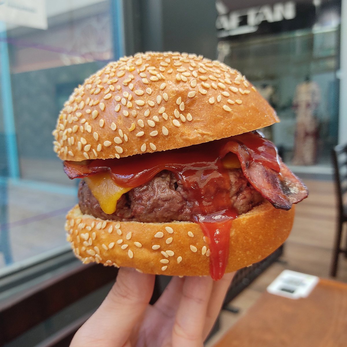 Ratedburger's tweet photo. Últimamente las creaciones de #hamburguesas son un poco extravagantes, yo soy muy fiel a lo clásico y siempre opto por lo que no falla: Pan, carne y queso. Y en este caso, bacon y salsa barbacoa. Es una maravilla de #burger. https://t.co/nVl4FFzoPT