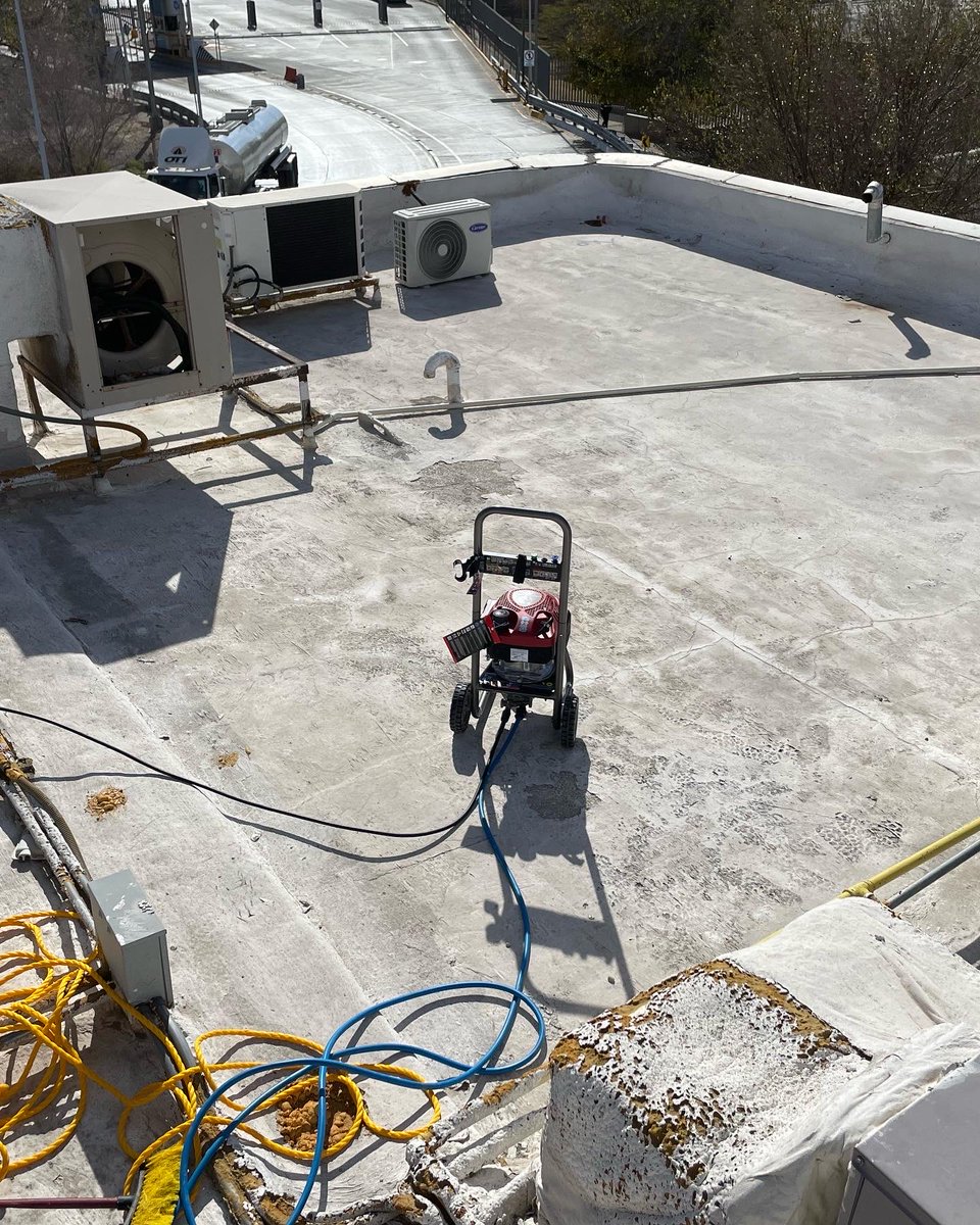 MRVGroupMX's tweet photo. Recubrimiento de silicon en edificio de gobierno en el puente internacional Zaragoza #piensaverde #mrvgroup @pmsilicone #hs3203 #roofing #nrcamember https://t.co/51xhSAhdL6