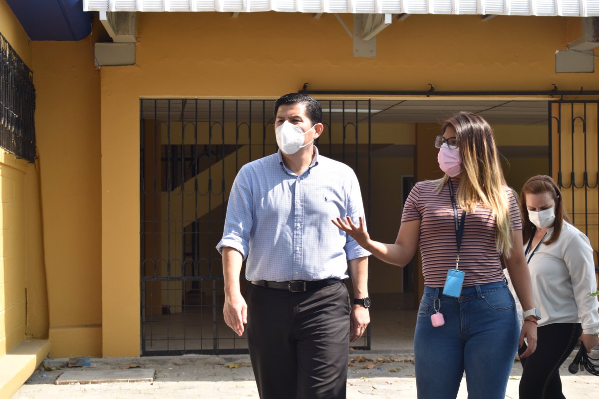 PacoRector's tweet photo. Por muchos años, las instalaciones del SUTUG no habían sido beneficiadas de una readecuación, pero hoy eso es una realidad.
Hoy verificamos el avance de las obras que beneficiarán a nuestros colaboradores y sus seres queridos.
#PacoRector
#UniversidaddeGuayaquil
#SUTUG https://t.co/EloicfdeAF