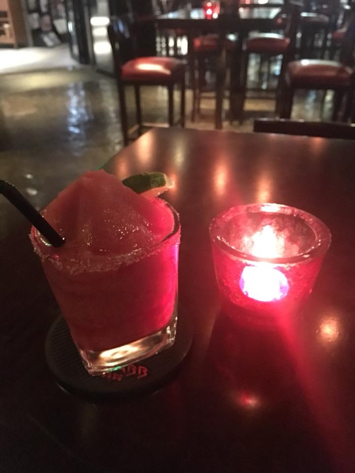 sekaidesenbero's tweet photo. 【世界でせんべろvol.92 マルガリータ】 たまには静かなところで飲めないかなーと思ってたところで見つけたBar。今日はマルガリータ推しの日らしい🍸 チョコレートケーキとマルガリータで70元(¥1200)。お洒落なのでちょっと高めかな #世界でせんべろ #せんべろ #上海 #マルガリータ #お洒落bar https://t.co/LYShIj6CUB