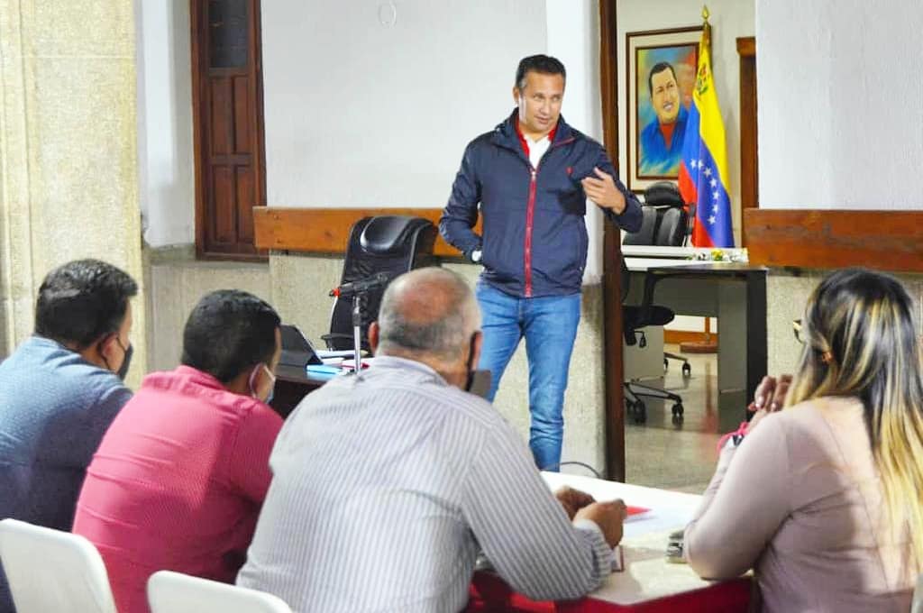 josemvasquez's tweet photo. Iniciamos una nueva etapa del gobierno junto al poder popular, por eso en gabinete revisamos el inicio y cumplimiento del programa de gobierno que el pueblo eligió.

Tengan la seguridad de que haremos el trabajo que los guariqueños merecemos.

#EnCuerpoYAlmaPorGuárico https://t.co/T8H78BJvx5