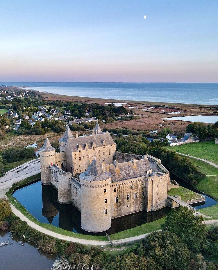 🏰 Cette merveille de plus de 800 ans se dresse face à l’océan.

Saurez-vous reconnaître ce coin de #Bretagne vu du ciel ?

🕵🏻‍♂️ Indice : il se refait une beauté jusqu’au printemps.

#BretagneVueDuCiel

©️Stéphane Goetz