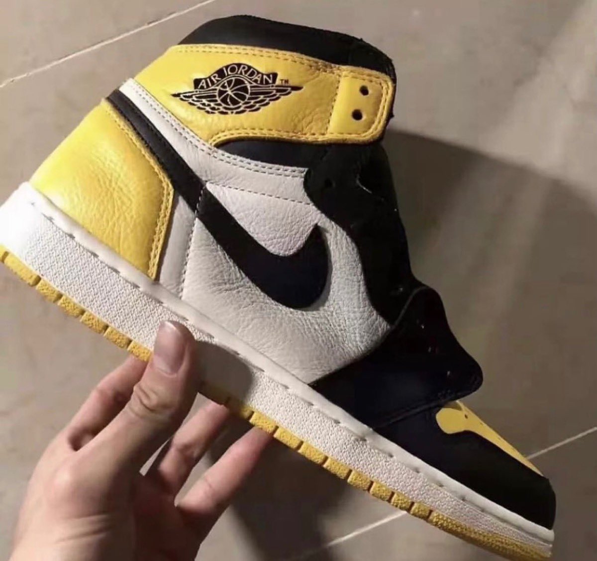 新“つま黒”派生モデル Nike Air Jordan 1 Retro High OG “Yellow Toe 