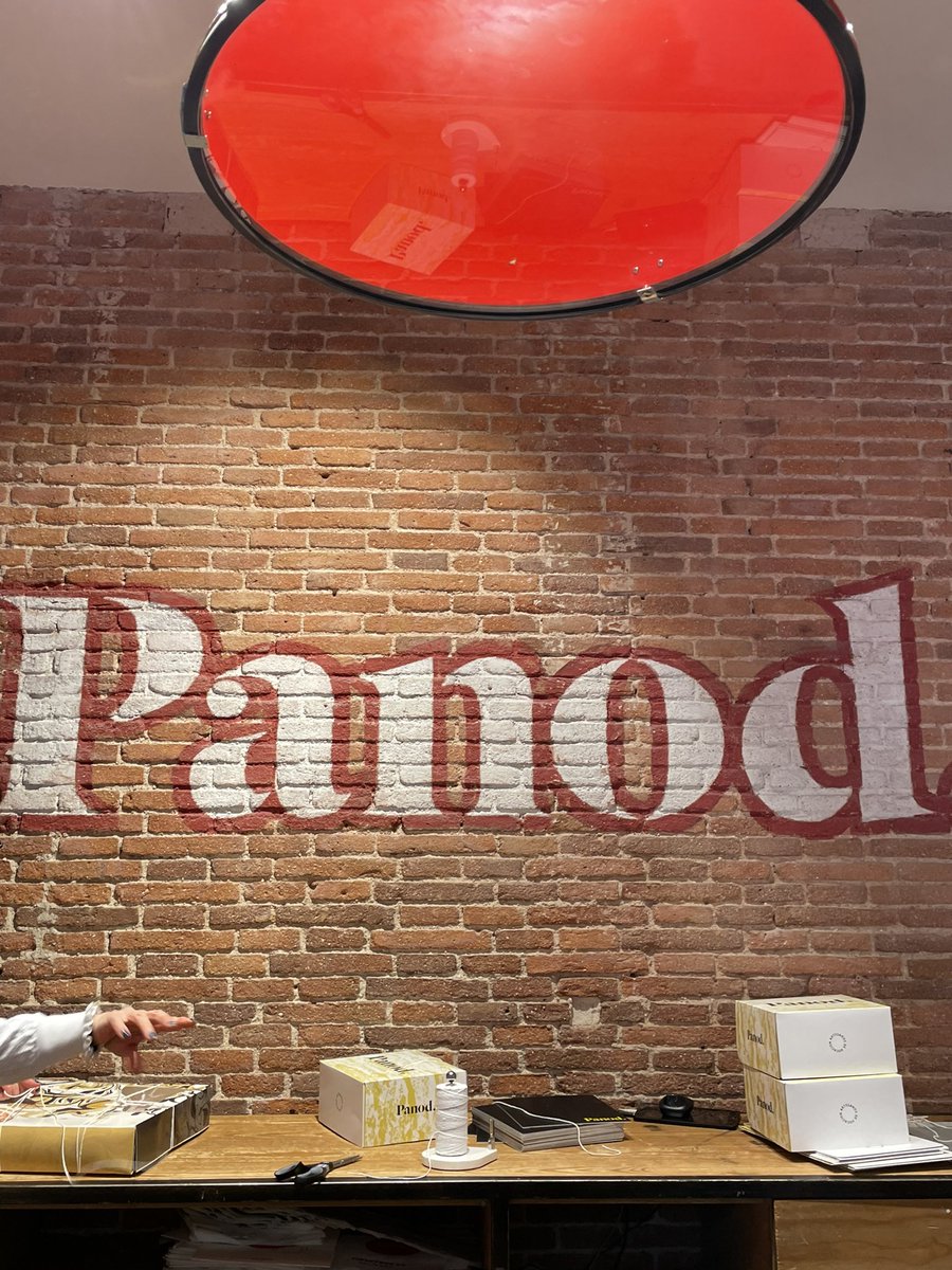 TeresaVaquerizo's tweet photo. El Roscon de #Panod no ha defraudado ni un poco!!! 
En su punto de dulce, mas bien poco, bizcocho blandito y nada seco y con una nata increíble. La naranja escarchada riquísima. 
Y con haba y sorpresa. Lo más!!! https://t.co/mWTzGncpOa