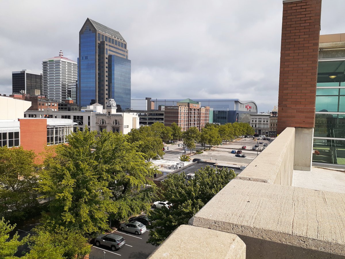 AutumnSaysHey's tweet photo. From a different angle 😯
.
.
.
#whereintheworldisautumnelaine #city #aesthetic #adventure #louisville https://t.co/M5VA82umc2