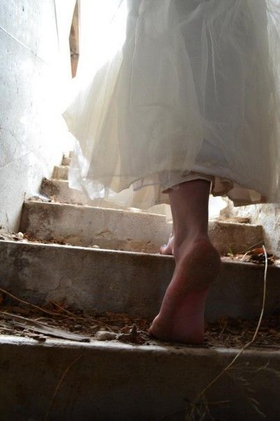 Kendi mahzeninden çıkarken 
geri geri gidiyorsa ayakların 
çıkma 
ya dikenleri parçalayacaktır hayatın
ya da seni kanatacaktır hoyratlıklar insanların
Dön karanlığına
Seni o mahzene mecbur bırakanlar utansın...
İsmet Zeren