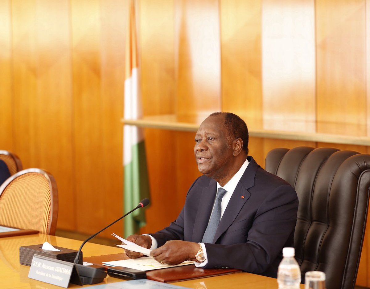 AOuattara_PRCI's tweet image. J’ai présidé aujourd’hui le premier Conseil des ministres de l’année 2022.  

J’encourage le Premier ministre @ACHIPatrick4 et l’ensemble du gouvernement à poursuivre leurs actions dans la réalisation de nos objectifs pour 2022. #ConseilDesMinistresCI