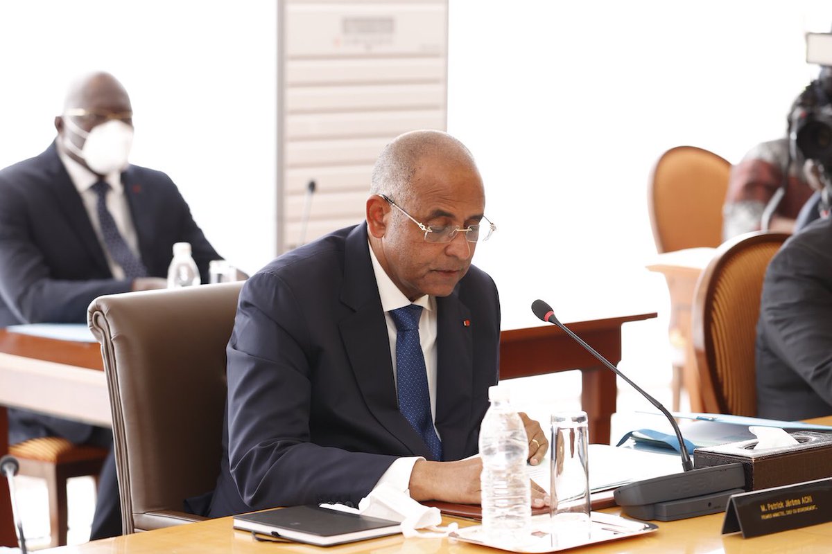 AOuattara_PRCI's tweet image. J’ai présidé aujourd’hui le premier Conseil des ministres de l’année 2022.  

J’encourage le Premier ministre @ACHIPatrick4 et l’ensemble du gouvernement à poursuivre leurs actions dans la réalisation de nos objectifs pour 2022. #ConseilDesMinistresCI