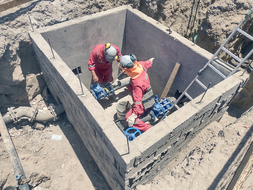 serviuatacama's tweet photo. 75% de avance presentan obras de mejoramiento del sistema de agua potable-alcantarillado del conjunto #OasisChañaral, lo que fue informado, entre otros temas, en reunión con la comunidad del condominio social, por el @DirectorServiu3 y el equipo de profesionales @serviuatacama https://t.co/53cCOMFHbh