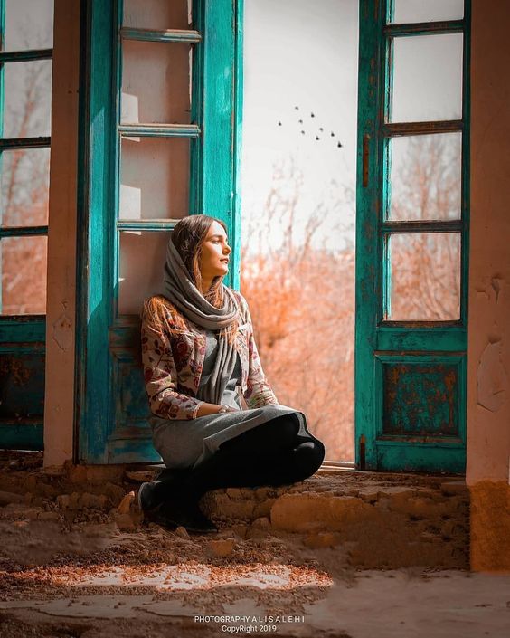 Gökten göçmen kuşlar geçer dizi dizi. Ağaçların son yaprakları düşer dallardan. Kapıların kabaran boyaları dökülür hazan rüzgarlarında.. Saçlar ağarır usul usul aynalardan sizi uzak tutan. Bilmezsiniz neyi beklediğinizi aradığınızı Ömrünüzdür giden ölümünüzdür yaklaşan sızı sızı