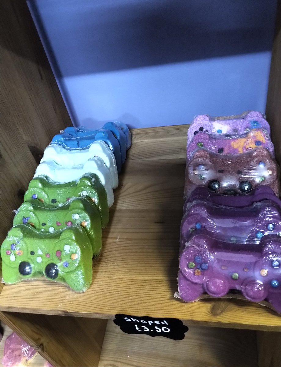 I know plenty of you love my controller shaped bathbombs, and unicorns. The snowmen were a hit over Christmas but now  I'd like to expand my range and am wondering if there are any specific shapes you would like to see me making?

#bathbombshapes #biggerrange #shapedbathbombs