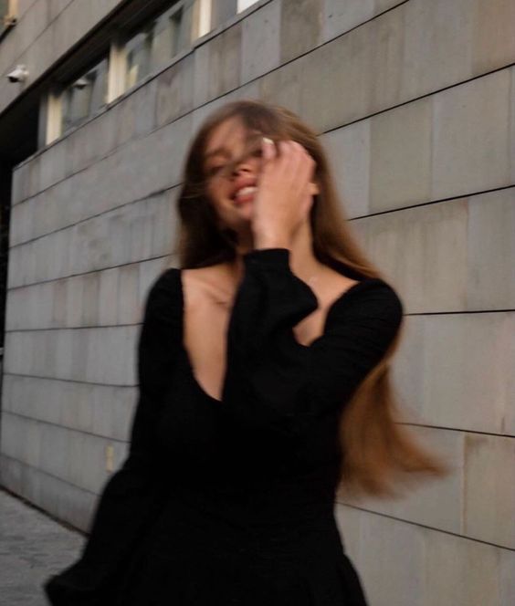 İğne deliğinden
Geçmemişti yalan
Zaman
Gözlerimdeki su kuyusunda
Tombullaşmamıştı
Ve mayın
Sevdaya dönüşüpte
Yüreğimde patlamamıştı
İsmet Zeren