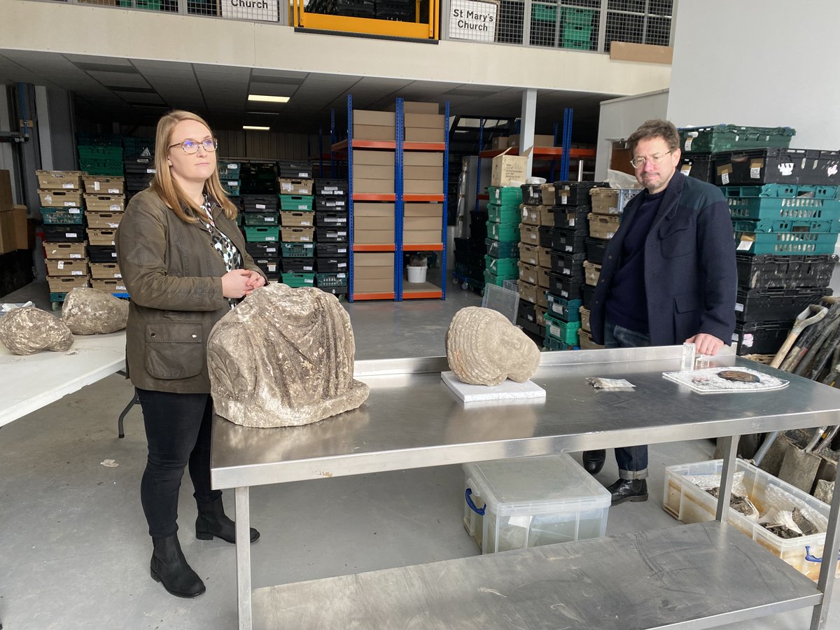 AMAZING finds from St Mary's Stoke Mandeville! 
@lparchaeology <a href="/dr_rachel_wood/">Dr Rachel Wood</a> <a href="/GuyCGHunt/">Guy Hunt</a> #DiggingForBritain