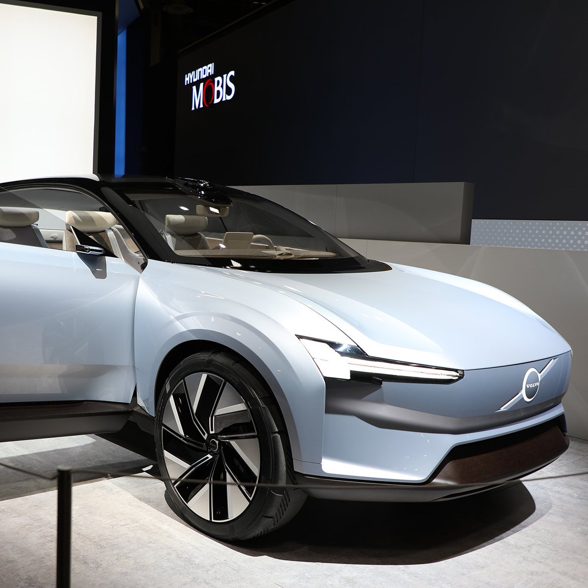 GentexCorp's tweet photo. Volvo held a press conference today at @ces to showcase Concept Recharge. This fully electric SUV is equipped with the Gentex Full Display Mirror. #gentex #volvo #CES2022 #fulldisplaymirror #digitalvision https://t.co/p8Q5KGhFB0