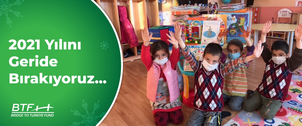 2021’i el ele verip birlikte uğurladık.❤️ Küçük küçük kalplere büyük büyük sevinçler dağıttık. Sebebi olduğunuz her türlü mutluluk için size sonsuz teşekkürler sevgili BTF Ailemiz. Daha güzellerine, hep birlikte ulaşmak ümidiyle…
🌍🧑‍🤝‍🧑✏️📕❤️
#bridgetotürkiye
#education