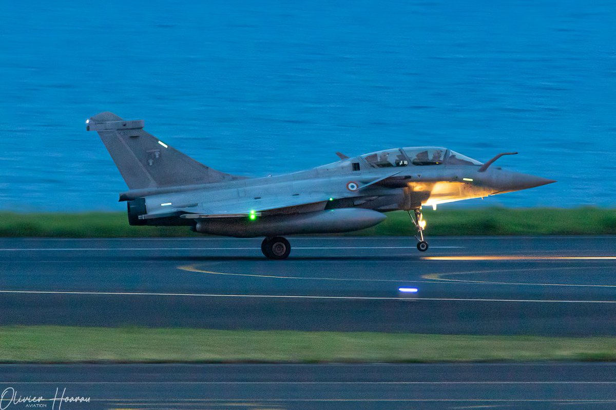 OlivierHoarau's tweet photo. 🇫🇷 Arrivée ce soir d'un #A330 #MRTT #Phenix de l'@Armee_de_lair #FUJCJ accompagné de 2 #Rafale à #LaReunion ✈️
#Avgeek #Military #MissionShikra #a330MRTT #armeedelairetdelespace https://t.co/EN3SqWRAmV