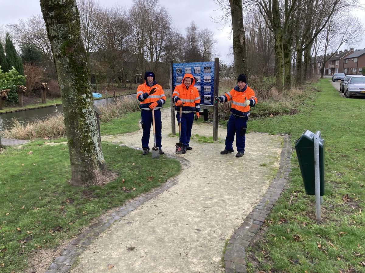 AndreSmulders's tweet photo. Vandaag het mooie plaatsje Drimmelen met nieuwe aanplant nog iets mooier gemaakt. #Drimmelen #MidZuid https://t.co/Huisw9xW70