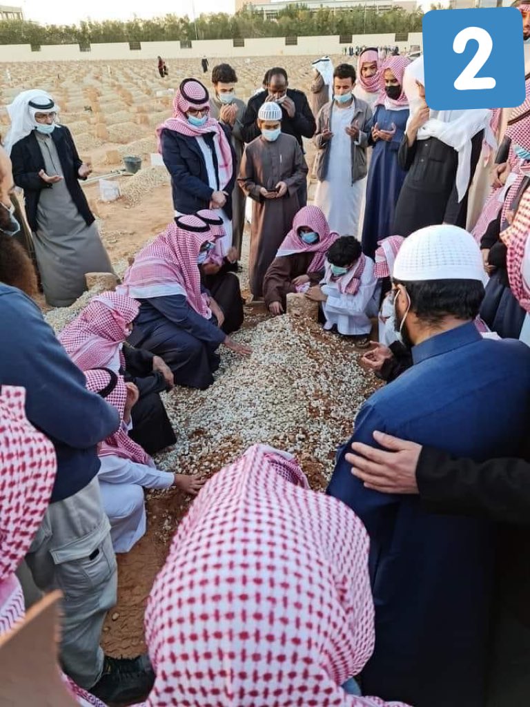 aboMARIYAM's tweet photo. ١- قبر #خادم_الحرمين_الشريفين الملك عبدالله
٢- قبر العلامة صالح اللحيدان
٣- قبور عموم المسلمين
- رحم الله الجميع -
لا شجرة
ولا كتابة
 ولا قبة
ولا ضريح
الكل سواسية … 
لا مقام سيدى فلان ولا ضريح الشيخ علان
 لافرق بين أعجمي و لا عربي ولا ملك ولا عالم ولا عامي 
هذه بلاد التوحيد 🇸🇦 https://t.co/gFlqYLRJMp