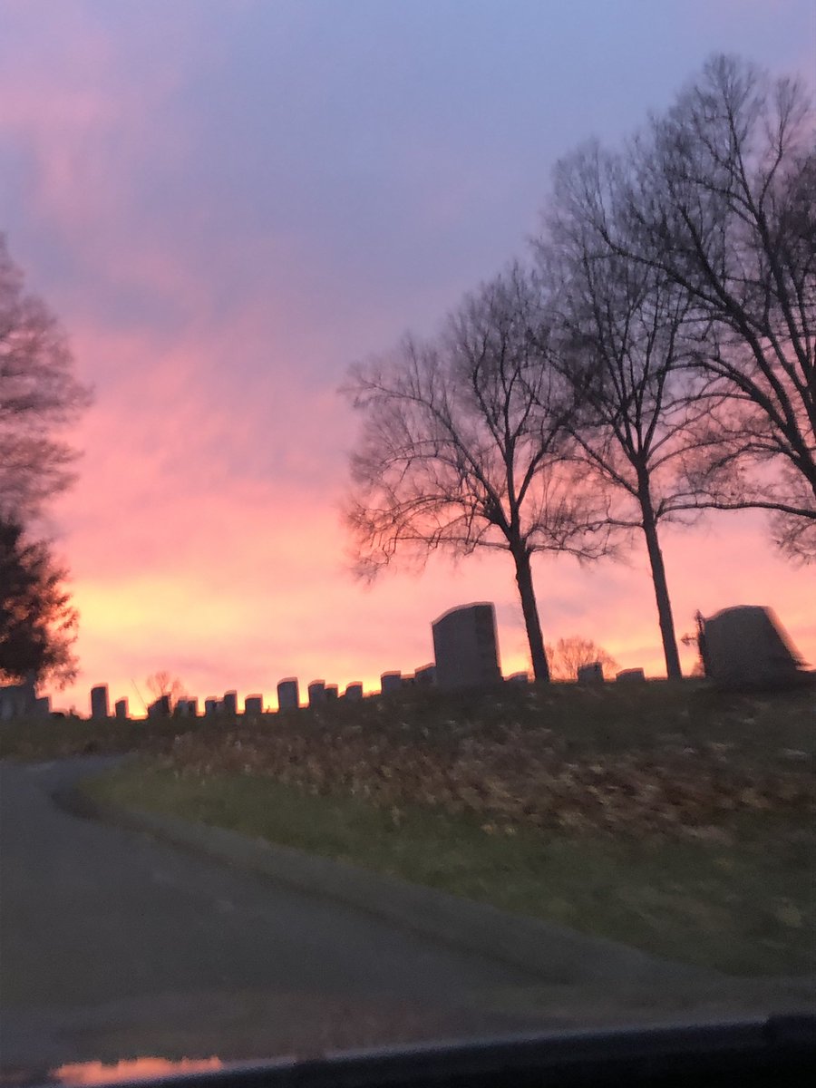 rorishapiro1's tweet photo. A rather beautiful sunset a few days ago. #sunset #ridgefieldct #historicct #cemetery https://t.co/xMCEQ1lVcE