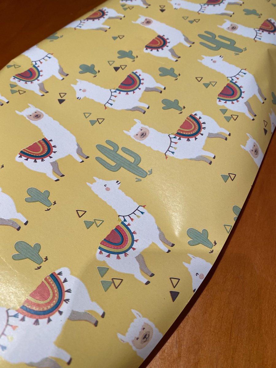 Envuelto en… llamas. El que inventó este papel de regalo no cobra lo suficiente.