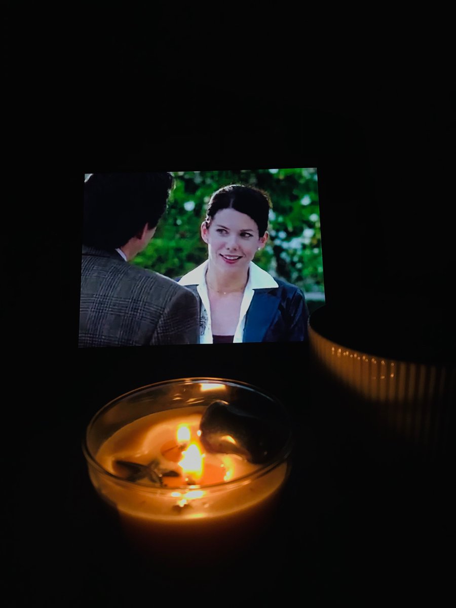 Şevalle uzun uzun notlara baktıktan sonra mum yakıp gilmore girls izlemeye karar verdik, sadece bi bölüm izlemek bize iyi gelecek yaralaramızı saracak yahsjajdd
