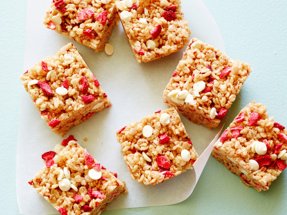 fnkitchen's tweet photo. Dish of the Day: No-Bake Healthy Strawberry Almond Cereal Bars 🍓🍰 Can't think of a better dessert than this crispy rice treat and strawberry shortcake mash-up!

Get the recipe: https://t.co/YpMQulDPJp. https://t.co/JUKG3FQBck