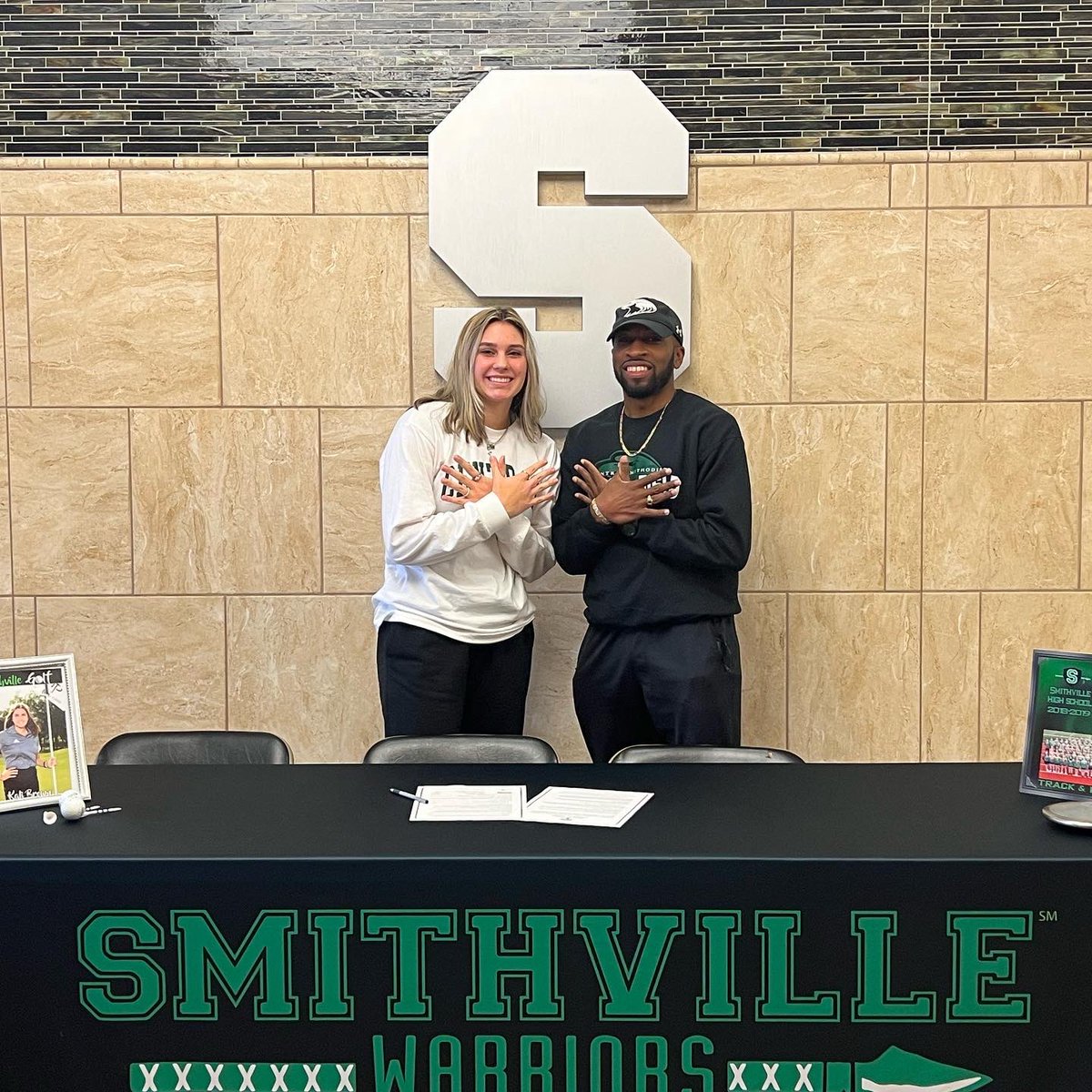 cmueaglesXCTF's tweet photo. Pen to Paper
🖋🖋🖋🖋
Kali Brown (‘22)
Smithville
@KaliBrown2022
#ComeEarnYourWings
#CommitToCentral
🟢⚪🦅🟢🟢⚪🦅
@cmu_golf https://t.co/YEy0jUVQ7Y