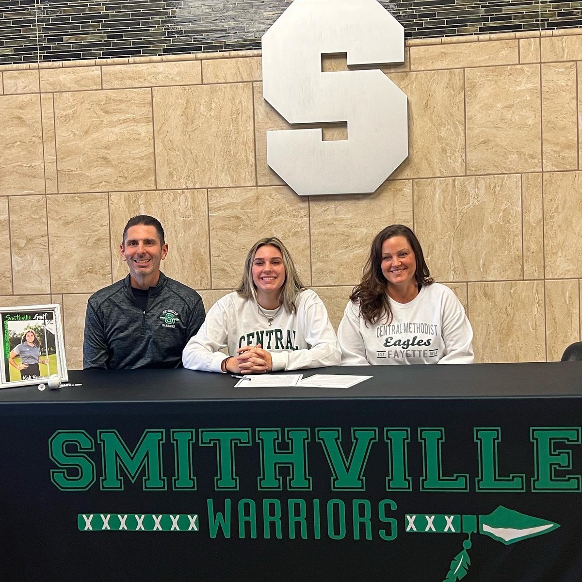 cmueaglesXCTF's tweet photo. Pen to Paper
🖋🖋🖋🖋
Kali Brown (‘22)
Smithville
@KaliBrown2022
#ComeEarnYourWings
#CommitToCentral
🟢⚪🦅🟢🟢⚪🦅
@cmu_golf https://t.co/YEy0jUVQ7Y