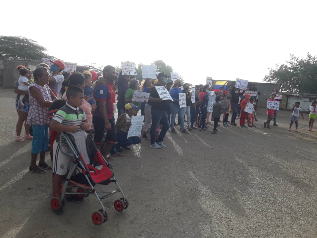 ventanalibertad's tweet photo. #Falcón | Familias de pescadores detenidos por un homicidio denuncian retardo procesal #UVLObserva #5Enero https://t.co/Hf4eHn7ALg https://t.co/3A7jzbBhz6