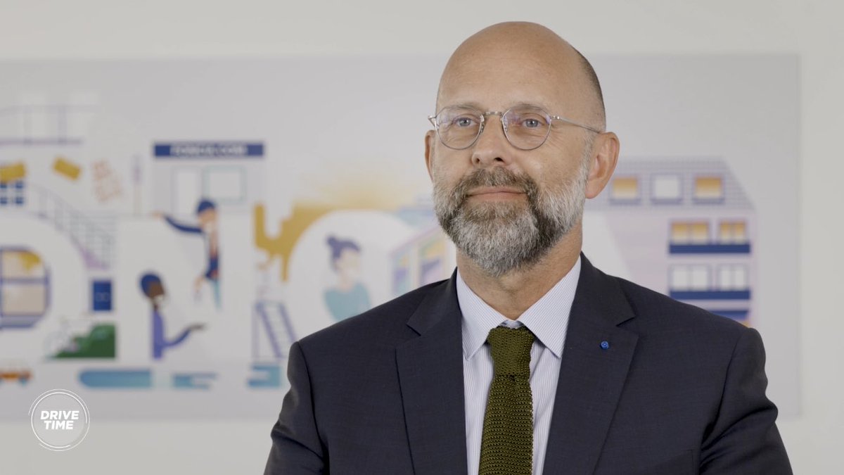 Mieux que le #PlacementDeProduit, parfois grossier, la collaboration de marques, comme ici avec #Foncia invitée dans une #publicité Renault.
La première renforce la crédibilité du message de la seconde, qui en échange lui offre une belle exposition.

▶️youtu.be/x6GshUSD_PI