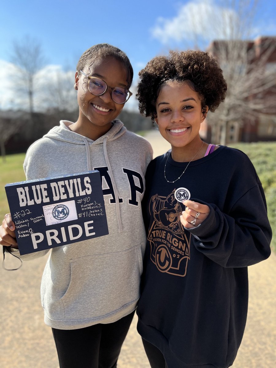 MariettaGAhs's tweet photo. Back at it‼️ Rachel to Brooke for the 2022 Be Somebody Challenge Coin recognition. Brooke is a lax “baller” and hard working student. Positive, funny and kind. A joy to carpool with everyday. 💙 Super Proud PrinciPAL🤙 ⁦@MariettaCitySch⁩ https://t.co/sLfoHoIddd