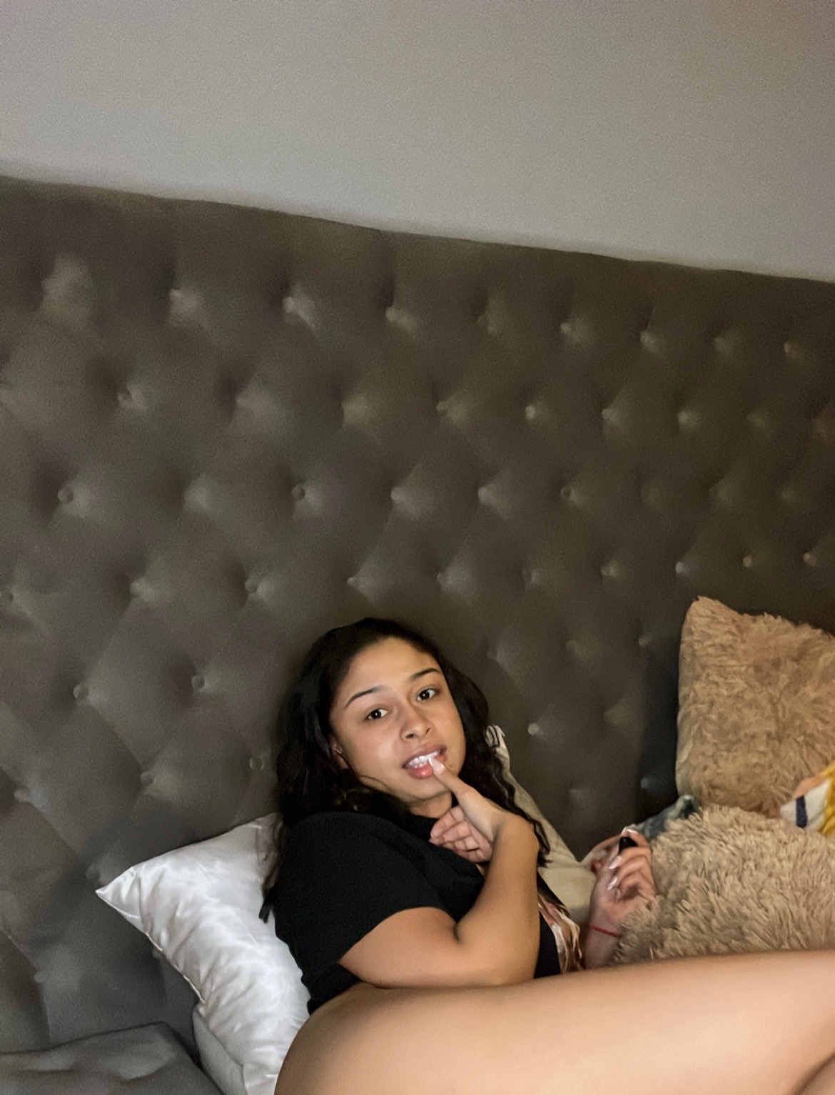 RealAlessiasworld 👑 on X: Either my bed is huge or Im just extremely  small 🥺😢 Click here to see what I did last night! t.co5HgfPVnD0k  t.coB87jeTsgh2  X
