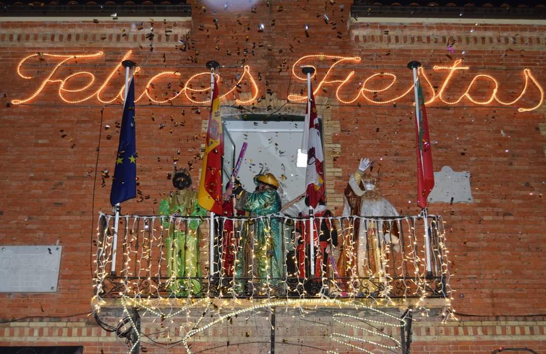 Esta tarde hemos acompañado a sus Majestades de Oriente en su visita a Cigales. 

Todas las asociaciones nos hemos unido para que la felicidad predominará en todas las personas en estos tiempos tan regulares.

Feliz año nuevo a todas y que este 2022 sea mejor que los anteriores🥂