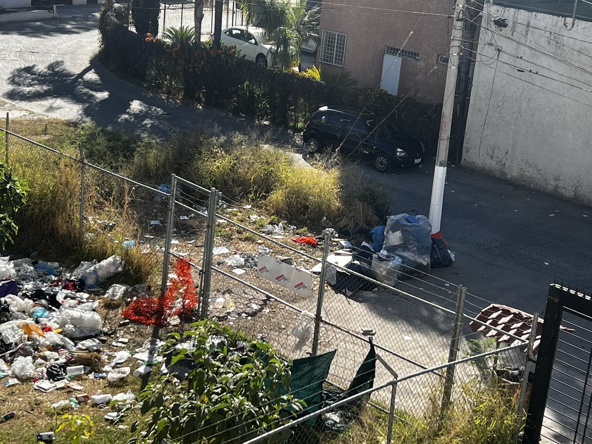 gelacello's tweet photo. @MejoramientoGDL nos pueden ayudar a recoger la basura de este predio? Los indegentes se establecieron ahí y lo usan como basurero. https://t.co/ZDejvB0kbF