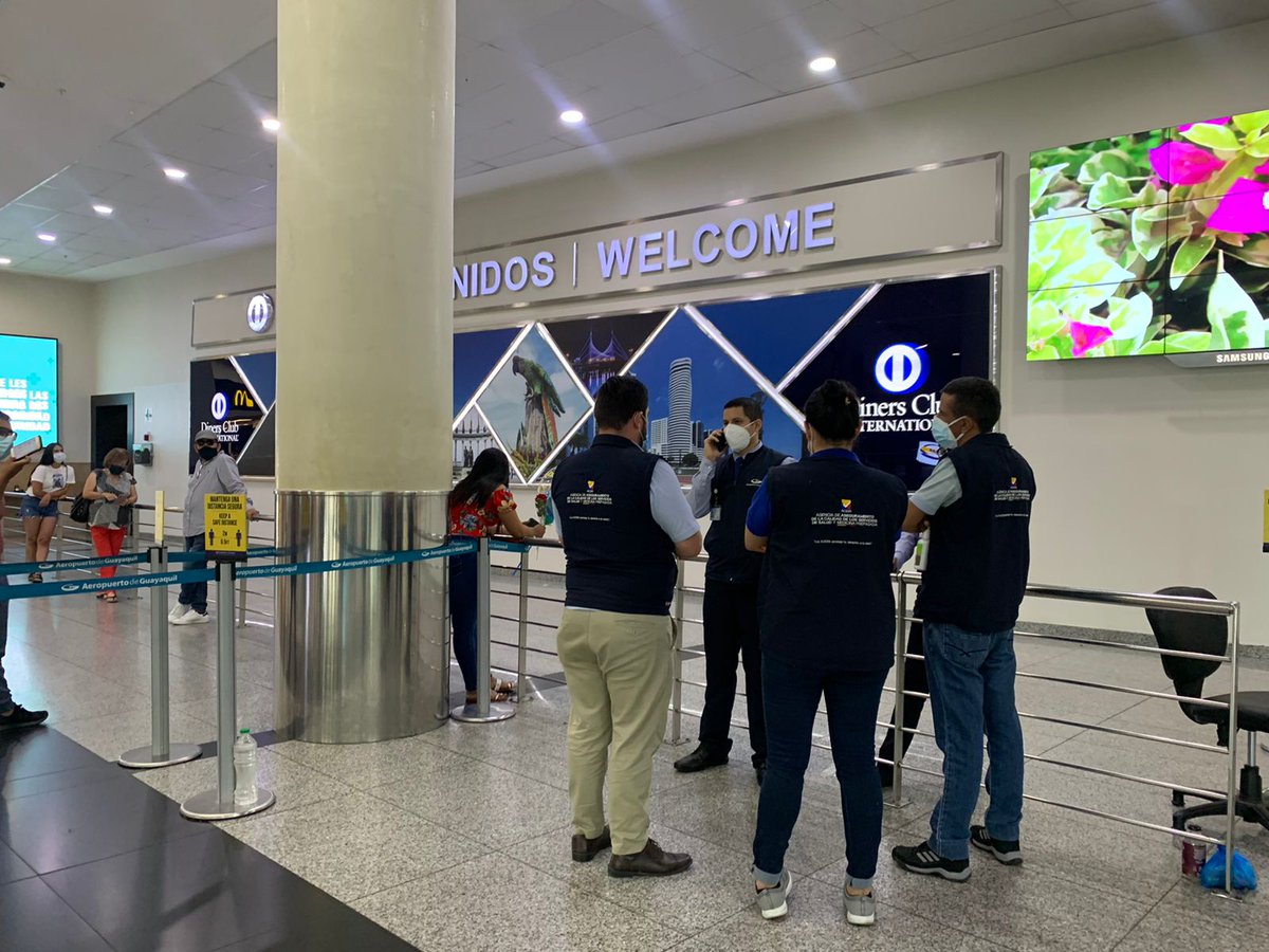 Acess_Ec's tweet photo. #Guayaquil | Nuestro equipo de #ACESS realiza control en @Aeropuerto_GYE, verificamos que las pruebas realizadas de RT-PCR Covid19 a los pasajeros no exceda el valor de $45.08  👀
Si conoces un laboratorio que ❌ no cumpla con la tarifa escríbenos a: denuncias@calidadsalud.gob.ec https://t.co/d8fmaWdyhs