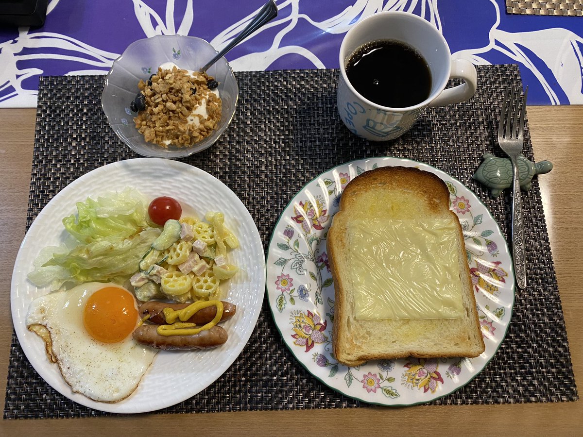 おはようございます🌧木曜日我が家の は 製「超熟山型食パン」の2日目🍞今日はトロける板チーズのチーズ トースト👍美味しく頂きました😋今日は南岸低気圧が発達して荒れ模様となる予報😨皆さま、足元ご