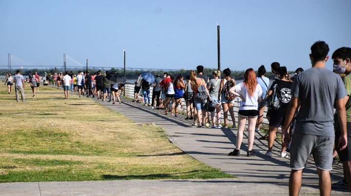 LaCosmoRevista's tweet photo. [HISTORIAS] Se conocieron haciendo la fila para hisoparse. Se casaron, esperan una nena y esperan poder realizarse el test antes de dar a luz. https://t.co/NFrNNHknOE
