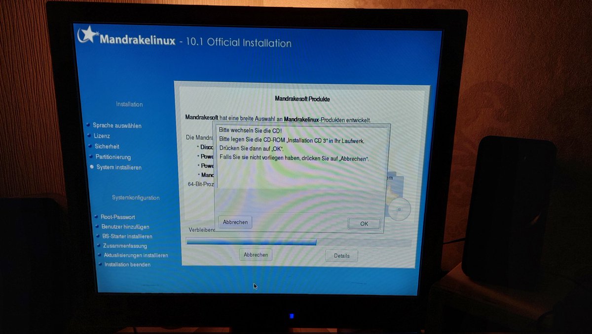 Saito1984's tweet photo. Bei Langeweile im Urlaub mit alter #Software und #Hardware rumspielen macht immer wieder Spaß.
Und wie entspannt die Einrichtung ist wenn man 100% selbst bestimmen kann wie sicher man ein System haben will, ohne Bevormundung vom OS. Göttlich 😁 #Retro #Mandrakelinux #Linux https://t.co/iQb8t3yfKb