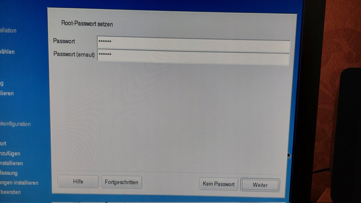 Saito1984's tweet photo. Bei Langeweile im Urlaub mit alter #Software und #Hardware rumspielen macht immer wieder Spaß.
Und wie entspannt die Einrichtung ist wenn man 100% selbst bestimmen kann wie sicher man ein System haben will, ohne Bevormundung vom OS. Göttlich 😁 #Retro #Mandrakelinux #Linux https://t.co/iQb8t3yfKb