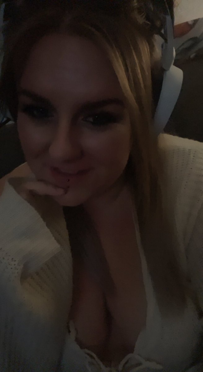 x_jessca's tweet image. Sooo sat gaming…. This lads GF deletes me off his playstation…. 

Then she adds me again….

Gives me grief, then deletes me again?? 

I only said fucking hi! 

#drama #ps5 #warzoneproblems