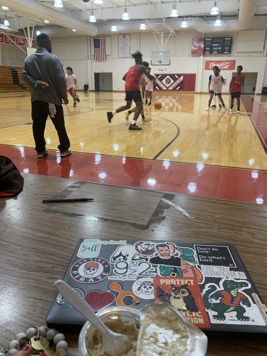 missliz31's tweet photo. If you know• then you know• ❤️🏀#LateNightLife #LifeInAHighSchool @MattClodfelter @squire16 @dantedebrown @jclambert33 @TimPratt_BDHS @brenta2415 @EnnisMommaX4 https://t.co/snWCCE95Aa