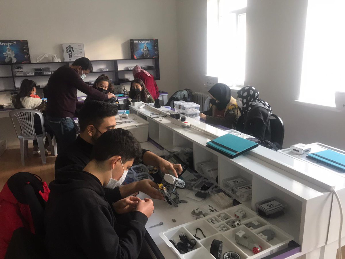 Onur_Alimoglu's tweet photo. Projelerimiz gelişerek, yayılarak ve markalaşarak devam ediyor…
Yeni markamız “Robomer”.
Akılla tasarlanmış robotların üretildiği kodlama merkezimiz.
@ISPARTAVALILIK @GelendostK @robomer_
#gelendost
#robomer https://t.co/KIRzxOFjMG