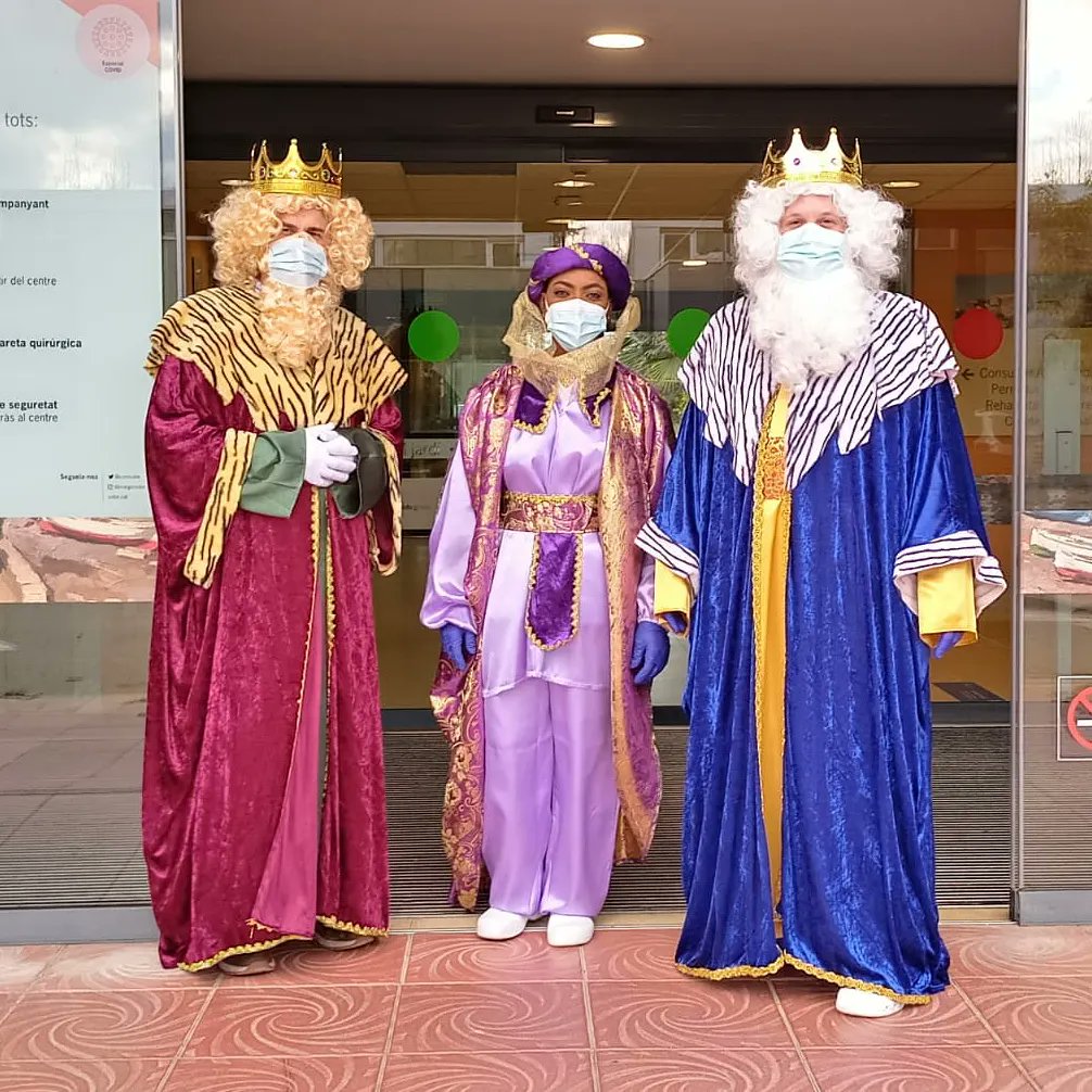 _ssibe's tweet photo. 🌟 La màgia dels Reis arriba també a SSIBE! 🌟
👑 A Palamós Gent Gran, els Reis Mags han obsequiat a residents amb mantes polars, cortesia de @marblanctintoreria
🎁 A l'Hospital, els més menuts han rebut un obsequi de la mà de l'equip de pediatria
#SolidaritatSSIBE https://t.co/l2tRuMKr9W