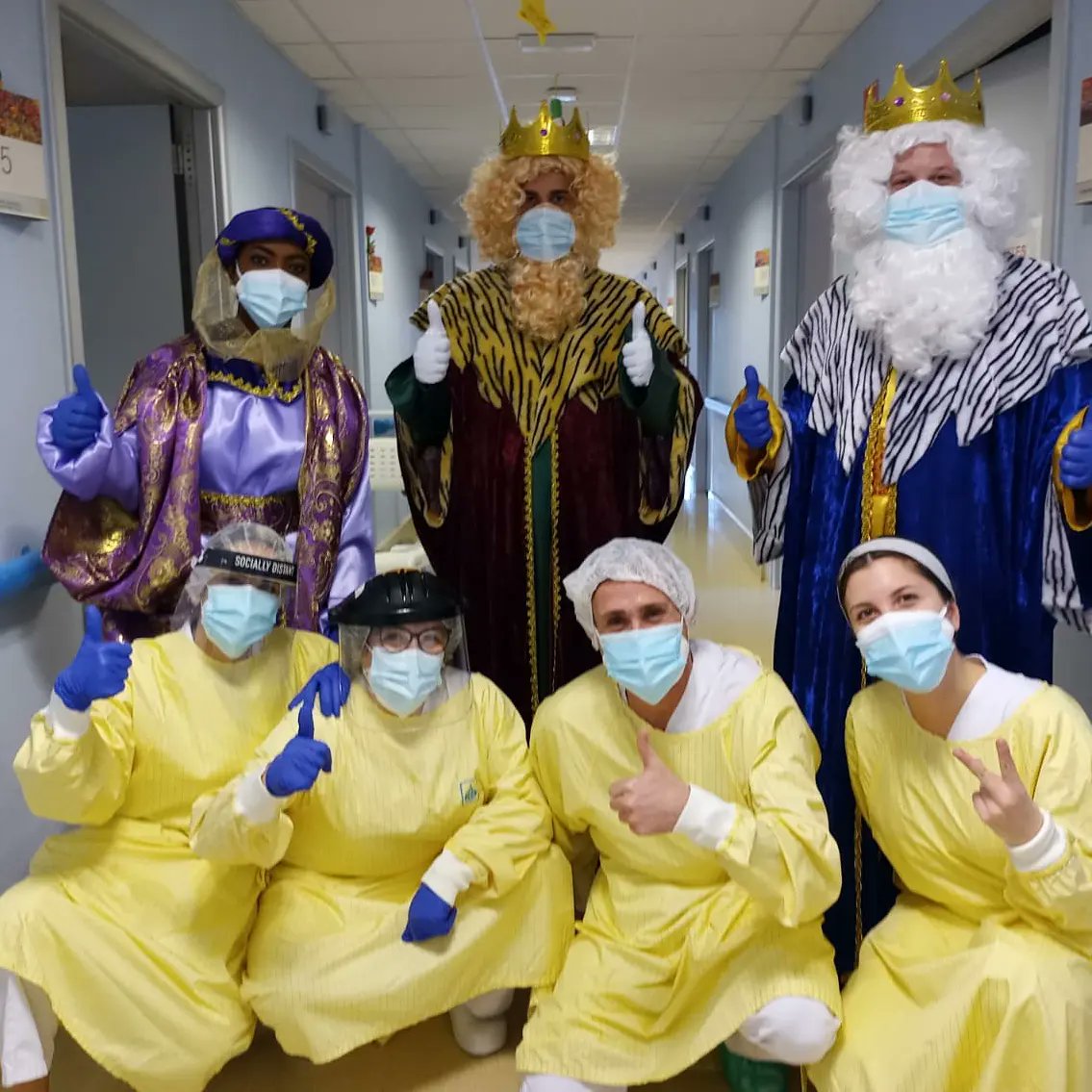 _ssibe's tweet photo. 🌟 La màgia dels Reis arriba també a SSIBE! 🌟
👑 A Palamós Gent Gran, els Reis Mags han obsequiat a residents amb mantes polars, cortesia de @marblanctintoreria
🎁 A l'Hospital, els més menuts han rebut un obsequi de la mà de l'equip de pediatria
#SolidaritatSSIBE https://t.co/l2tRuMKr9W