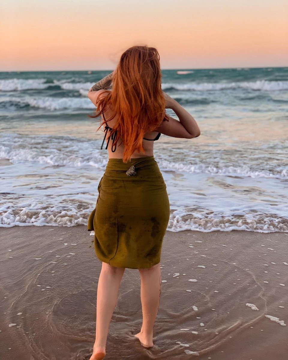 ⠀⠀

     We should be 𝘥𝘢𝘯𝘤𝘪𝘯𝘨, 𝘳𝘰𝘮𝘢𝘯𝘤𝘪𝘯𝘨.

⠀