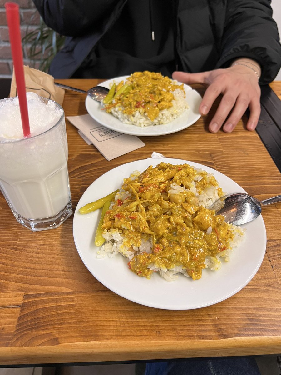 EVEEET ÇEKİLİİİİŞŞŞŞ 
 Bence bomba gibi bir hareket bu,bir kişiye Karaköy pilavcısından yemek ısmarlayacağım. Pilav sevmeyen birisiyseniz farklı alternatif de kabul ediyorum,önceki hesabımda fotoğraftaki  kazanan arkadaşımı götürdüm. Devamı floodda