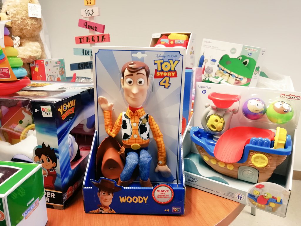 HospitalJaen's tweet photo. Los #ReyesMagos han llegado a nuestro @HospitalJaen y nos han dejado numerosos regalos para los niños ingresados. Gracias a @OximesaNG, @InterJaen y @ContraCancerJA!!
#hujsemueve 
@JaenJunta
@saludand @Saludand_Jaen https://t.co/wW1kmNT58t