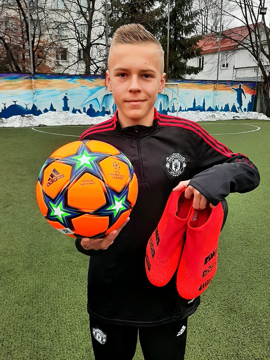 bobenchyk_'s tweet photo. 💥🌲⚽️🎅🙏❤❄
#motivation #footballer #training #adidas #cristmas #championsleague #sport #merrychristmas #football #manchester #ucl #ukraine #lviv #футболіст #подарунок #україна #спорт #нов��йрік #різдво #мотивація #сюрприз #зима #спортсмен #здороваукраїна #футбол #львів https://t.co/cuKOx2SE7D